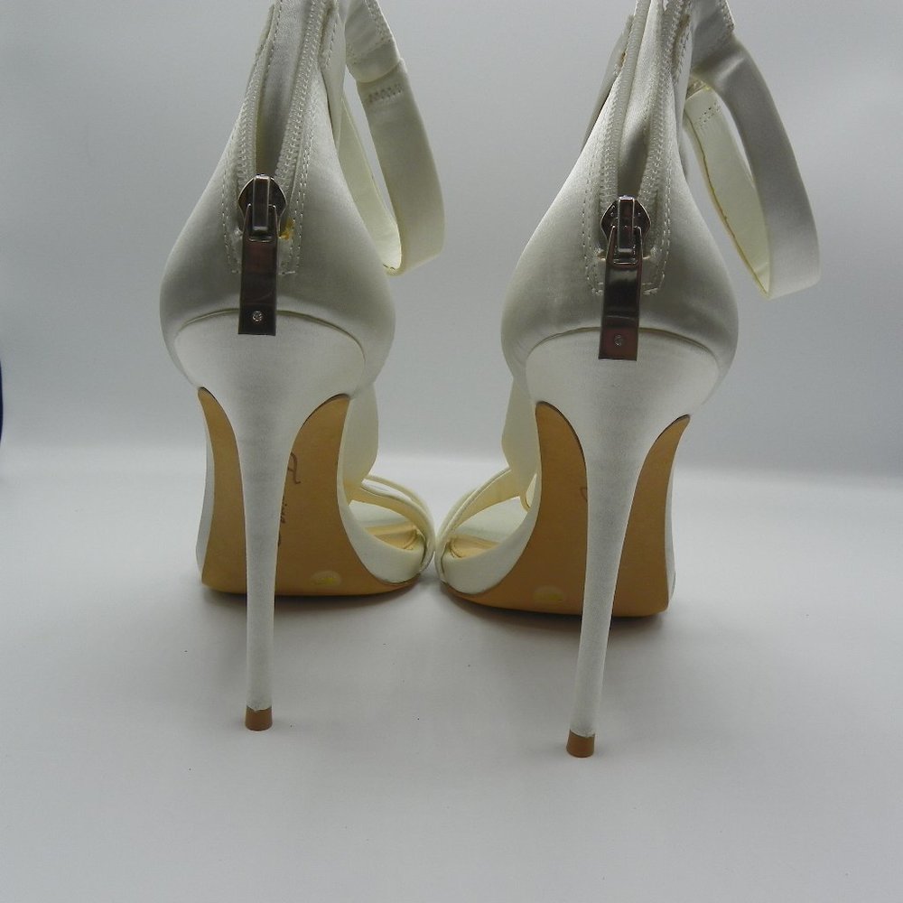 VINCE CAMUTO PEARL SATIN SZ 7